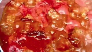 ハンバーグを煮込み中