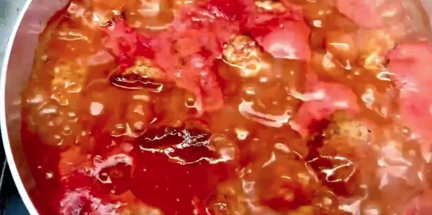 ハンバーグを煮込み中