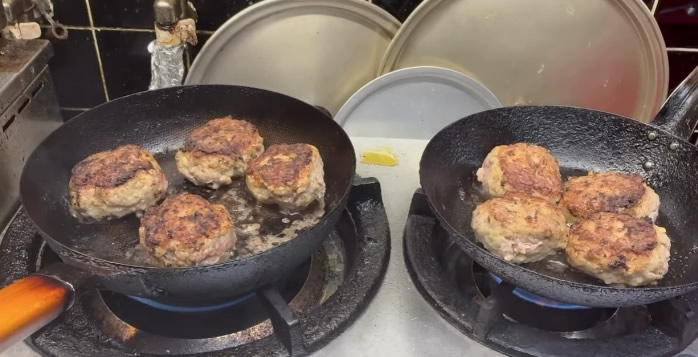 ランチメニュー、煮込みハンバーグ