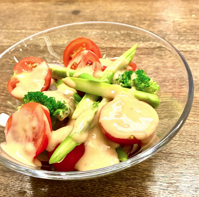 亀楽　完熟トマトと夏野菜のサラダ